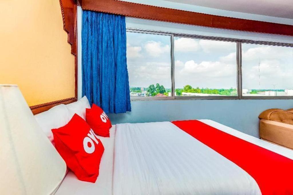 Oyo 441 Grand Thara Hotel Сурат-Тхані Екстер'єр фото