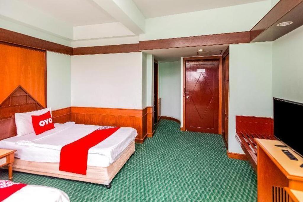 Oyo 441 Grand Thara Hotel Сурат-Тхані Екстер'єр фото