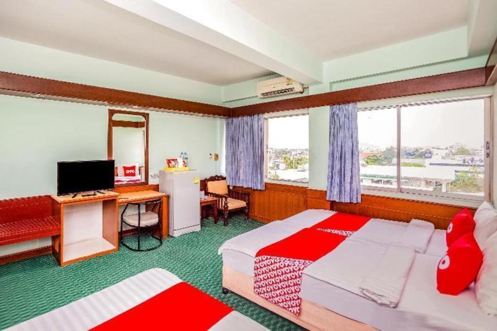 Oyo 441 Grand Thara Hotel Сурат-Тхані Екстер'єр фото