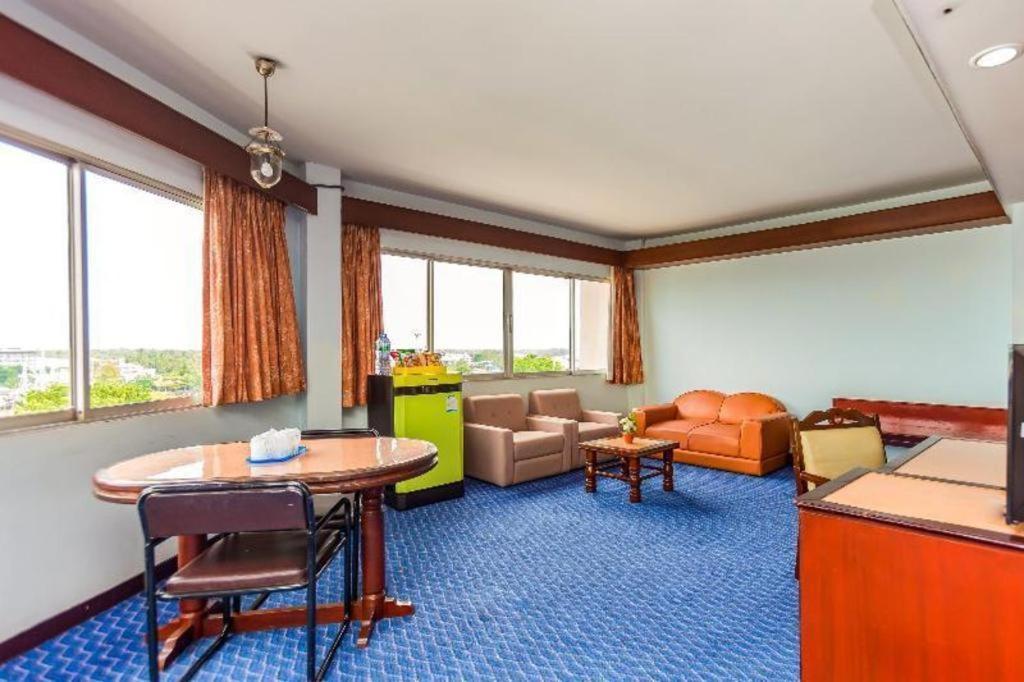 Oyo 441 Grand Thara Hotel Сурат-Тхані Екстер'єр фото