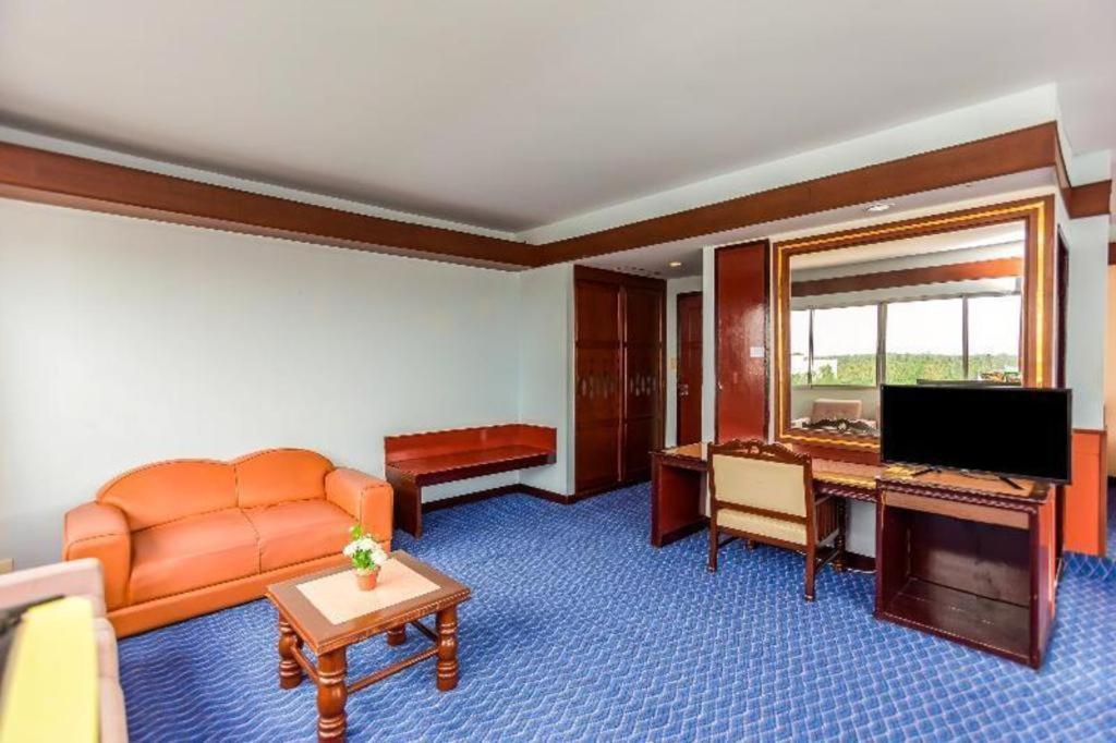 Oyo 441 Grand Thara Hotel Сурат-Тхані Екстер'єр фото