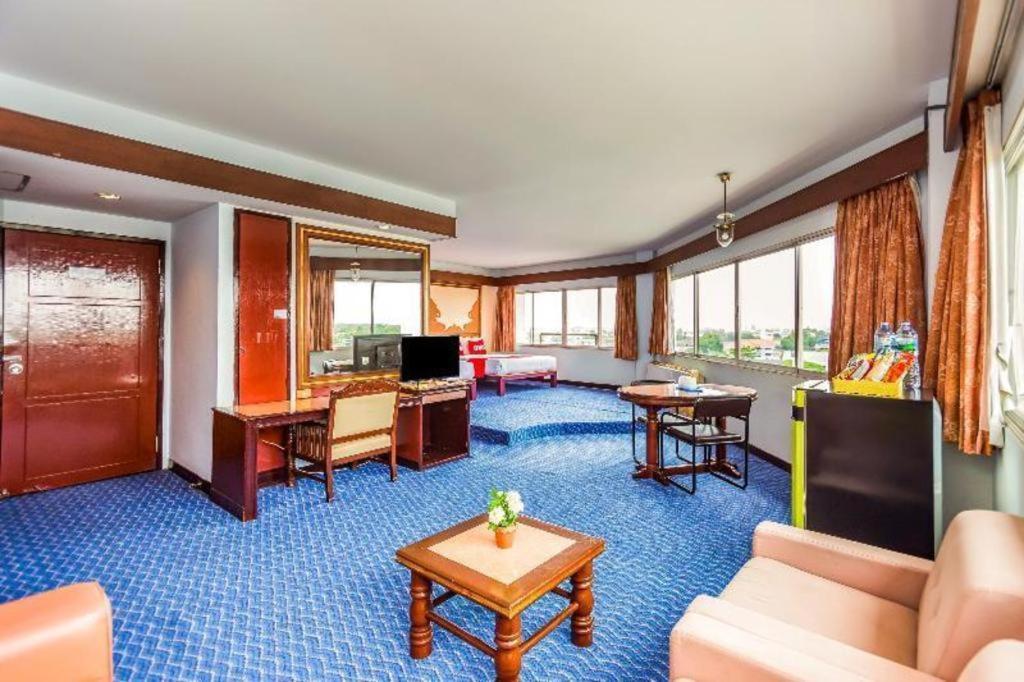 Oyo 441 Grand Thara Hotel Сурат-Тхані Екстер'єр фото