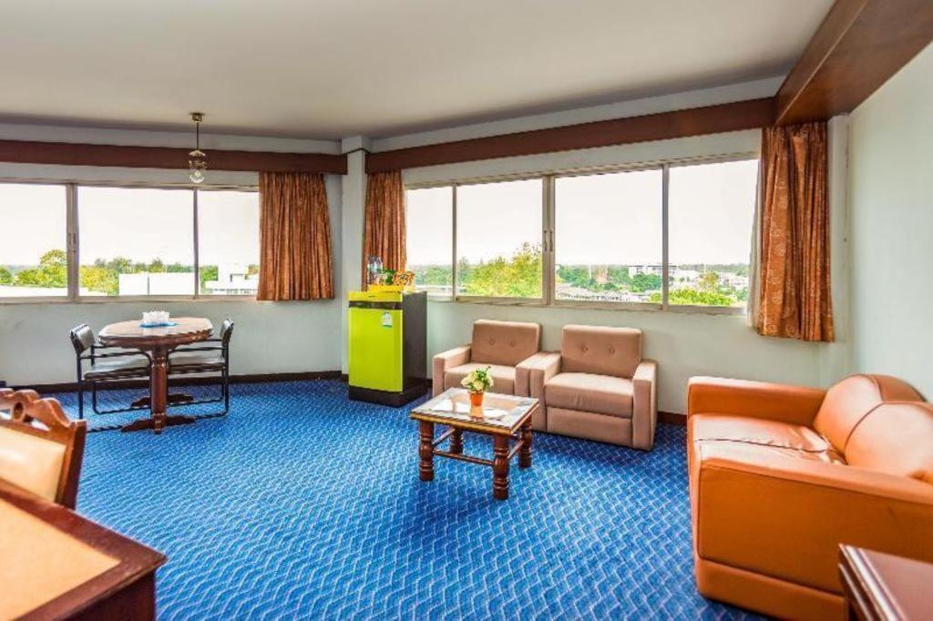 Oyo 441 Grand Thara Hotel Сурат-Тхані Екстер'єр фото