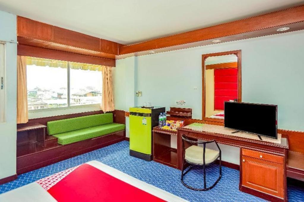 Oyo 441 Grand Thara Hotel Сурат-Тхані Екстер'єр фото