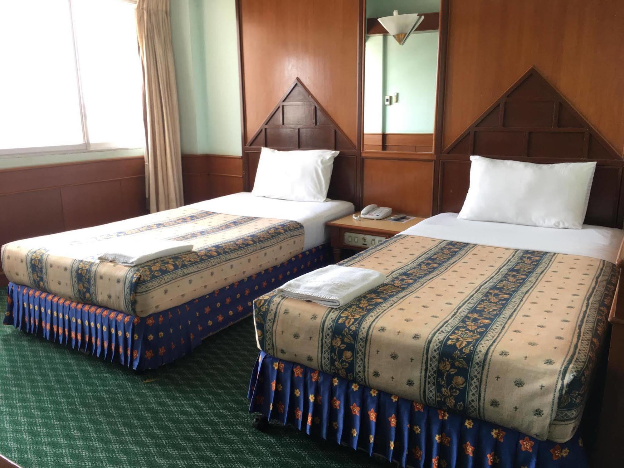 Oyo 441 Grand Thara Hotel Сурат-Тхані Екстер'єр фото